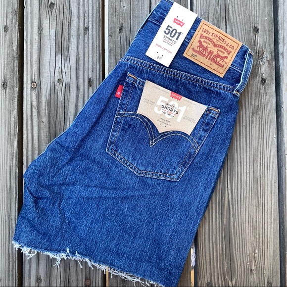 Levi’s 501 mid thigh dark wash button fly shorts - Picture 4 of 6